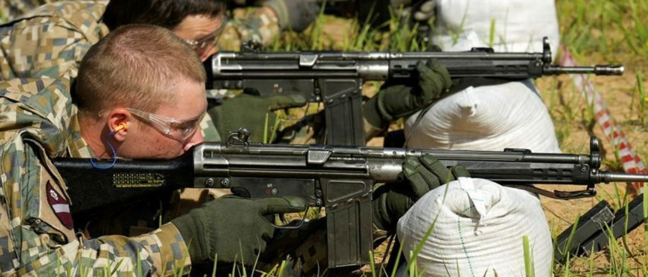 Nuevos reclutas de la Guardia Nacional de Letonia participan en un entrenamiento de tiro en Daugavpils. Reuters