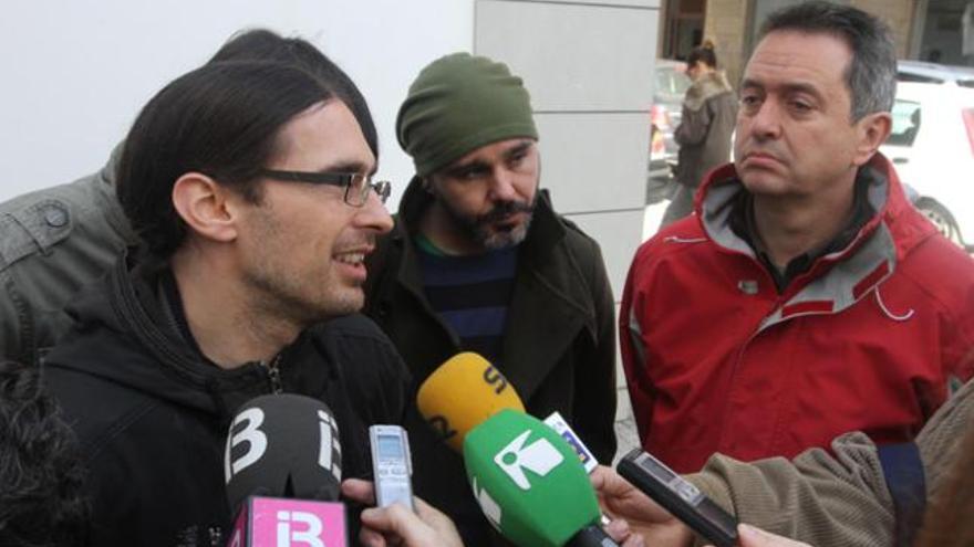 Toni Cardell (izquierda) y Pere Lomas (derecha), ayer durante la concentración.