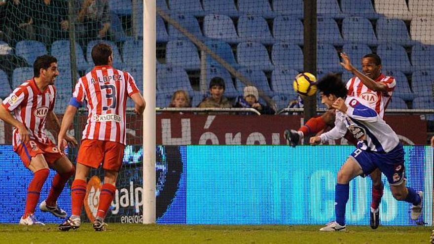 Colotto cabecea a gol en el segundo palo en la jugada del 1-1. / carlos pardellas