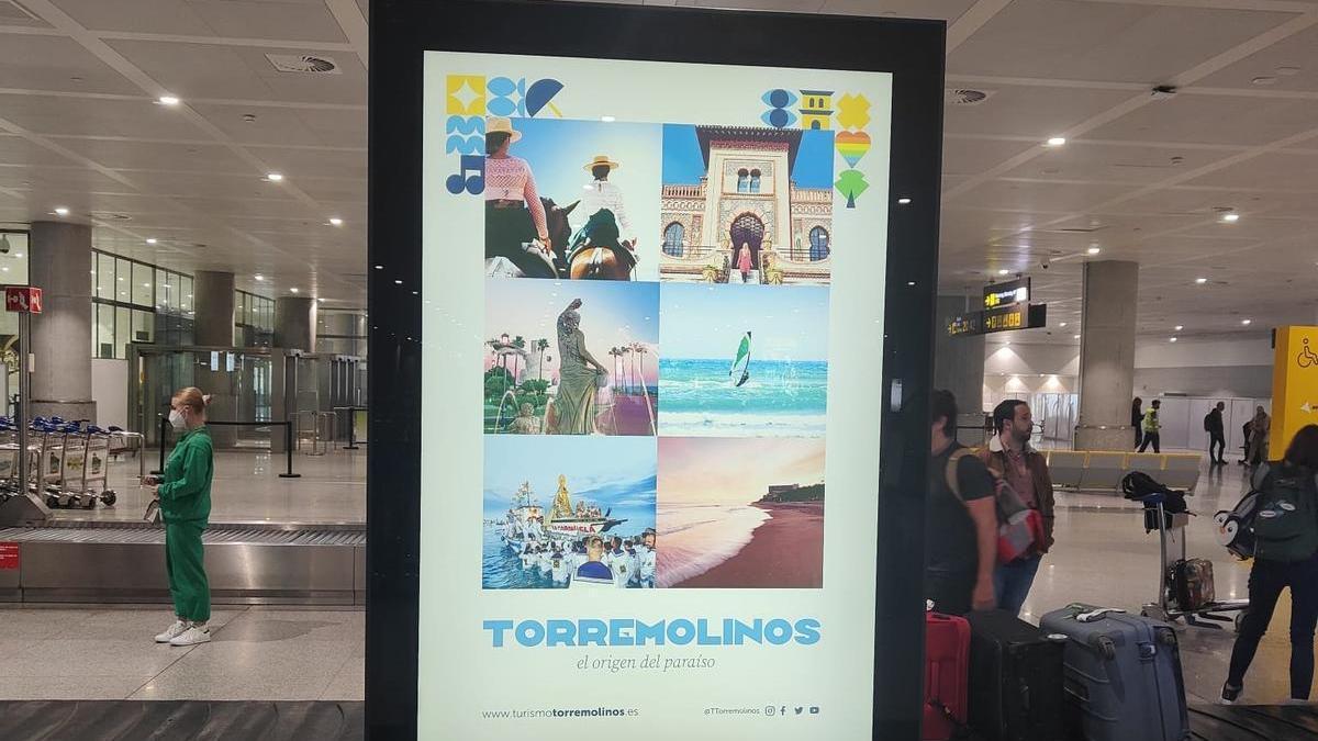 Imagen del mupi de Torremolinos instalado en la T3 del aeropuerto de Málaga.