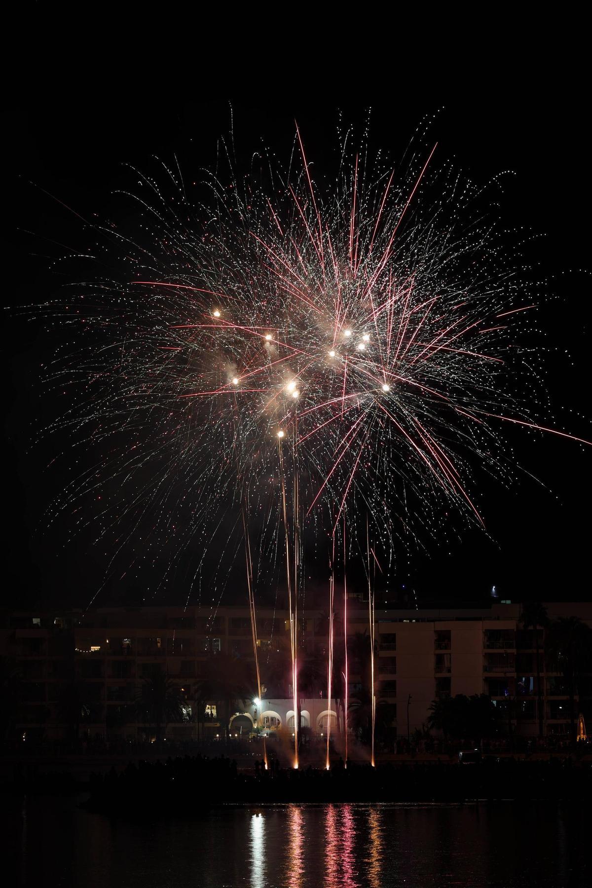 Mira aquí todas las fotos de los fuegos artificiales en ses Figueretes Mira aquí todas las fotos de los fuegos artificiales en ses Figueretes