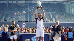 jmdiaz49488104 daniil medvedev  of russia  center  holds the rookwood cup a190819100403