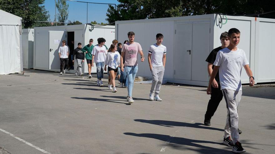 Las cuatro aulas móviles instaladas sobre la pista deportiva del centro en la que estudian los alumnos de las familias profesionales de Mantenimiento y Automoción.