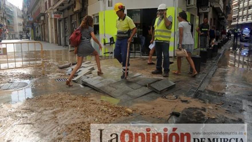 Operarios trabajando durante la inundación