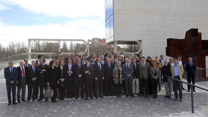 Juan Vicente Herrera posa con los alcaldes y presidentes de diputaciones firmantes del acuerdo del Plan de Empleo Local.