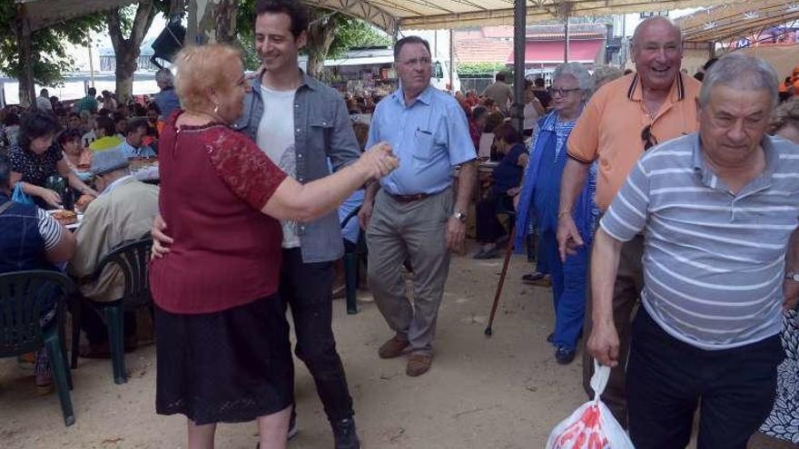 El baile fue amenizado por el grupo Sabor de Pontevedra. // N.Parga