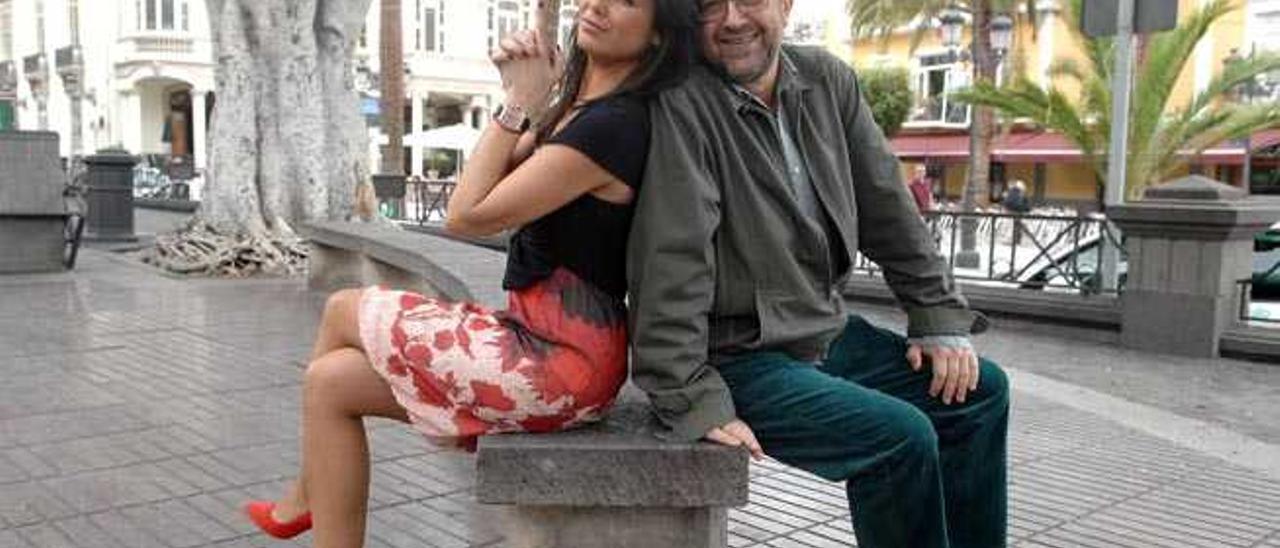 Los presentadores de la gala inaugural, Elena Sánchez y Paco Santana.