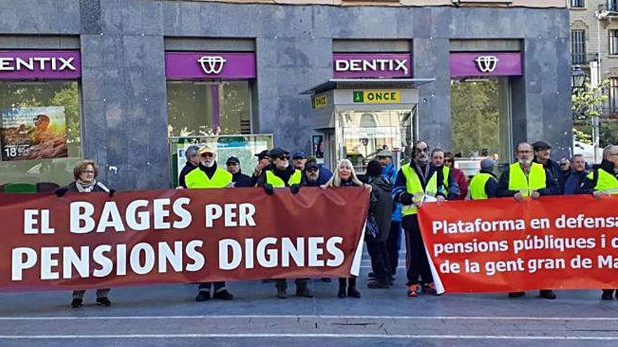 Els &#039;armilles grogues&#039; jubilats manresans, ahir a la plaça de Sant Domènec