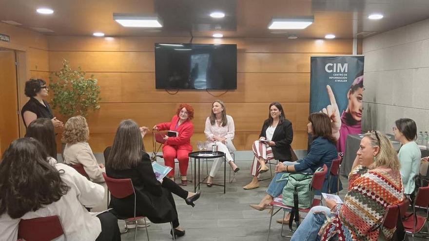 Autoridades de O Salnés dialogan sobre liderazgo femenino y barreras en la política