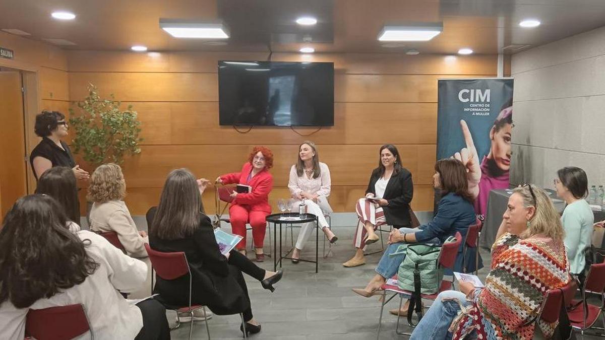 Autoridades y otras participantes durante la sesión.