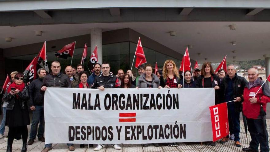 Trabajadores de Madison, ayer, delante de las instalaciones del pozo Entrego.