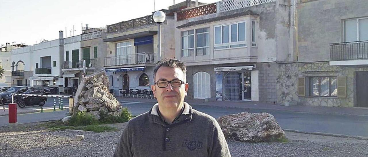 Guillem Monserrat frente a las viviendas afectadas en la primera línea del puerto de Portocolom.