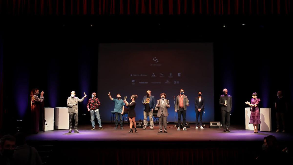 Foto de familia de los premiados