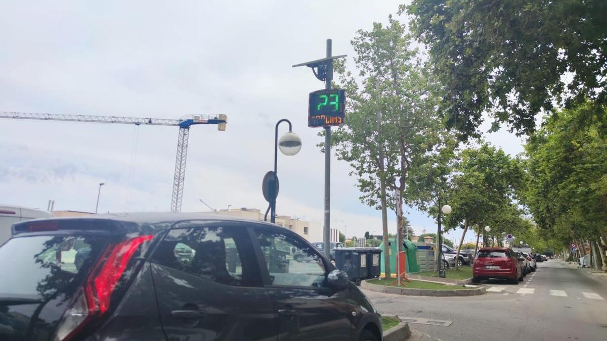 Hosteleros piden que los coches circulen menos rápido junto a las terrazas.