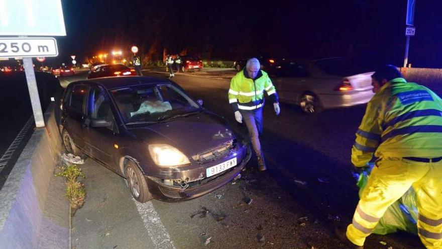 Uno de los coches involucrados en el siniestro que se produjo ayer en la PO-10.  // Gustavo Santos