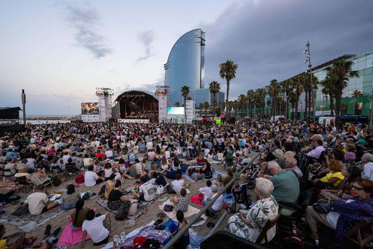 Más de 30.000 personas vibran en el segundo día de Clàssica a la Platja en la Barceloneta