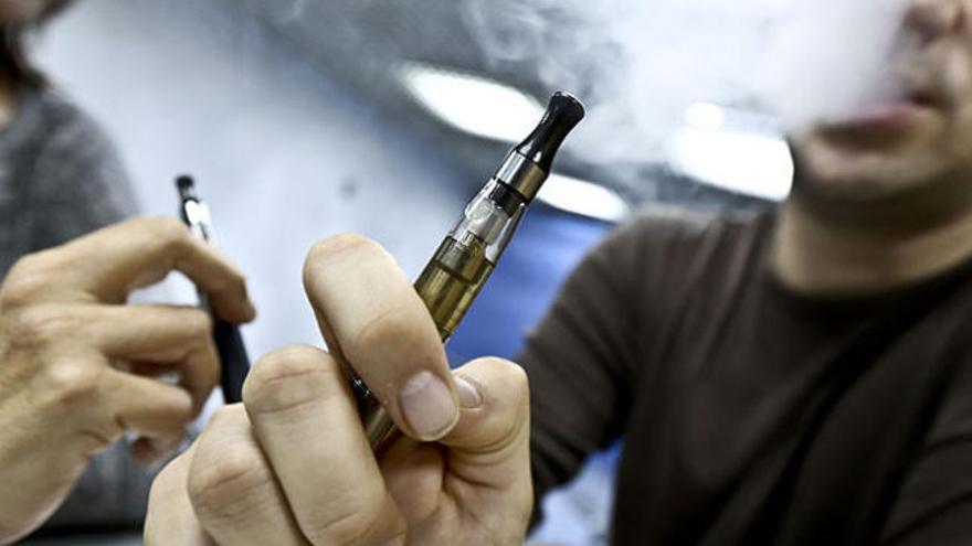 Fumar cigarrillos, e-cigarettes y pipa de agua, igual de dañino - BMN