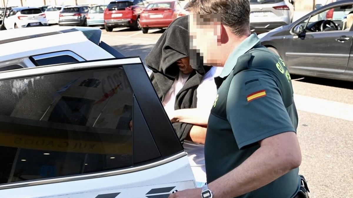 El acusado a su salida de los Xulgados de Marín, en octubre de 2023.