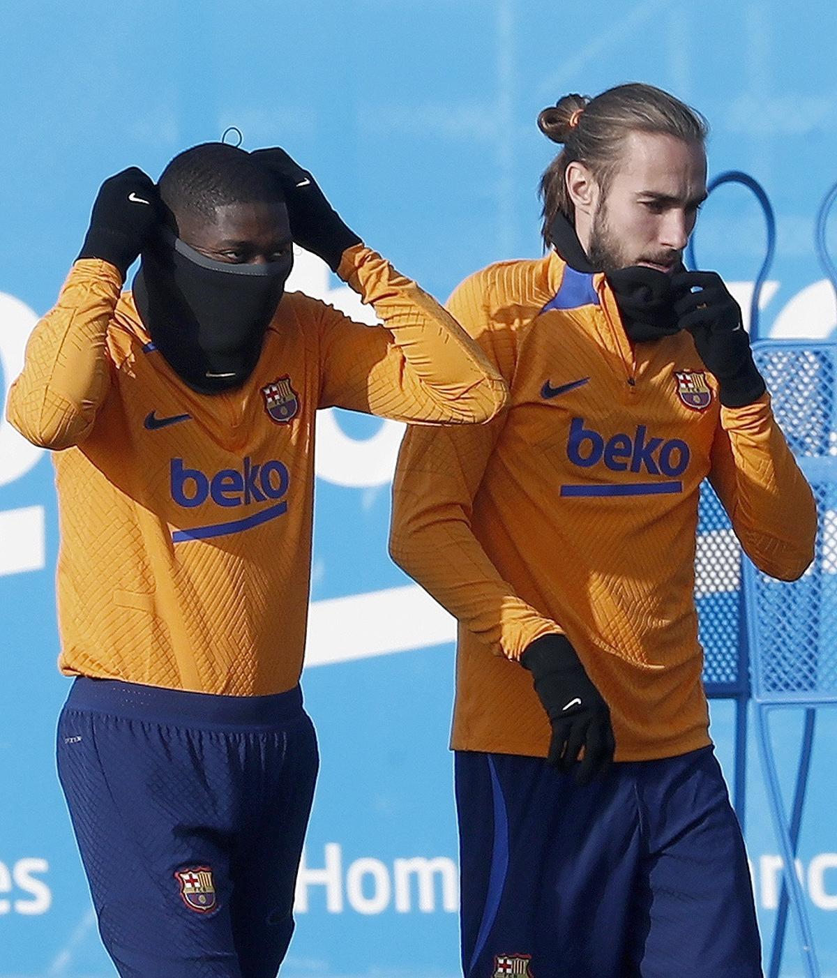Ousmane Dembele, a la izquierda, junto a Óscar Mingueza durante un entrenamiento con el Barça.