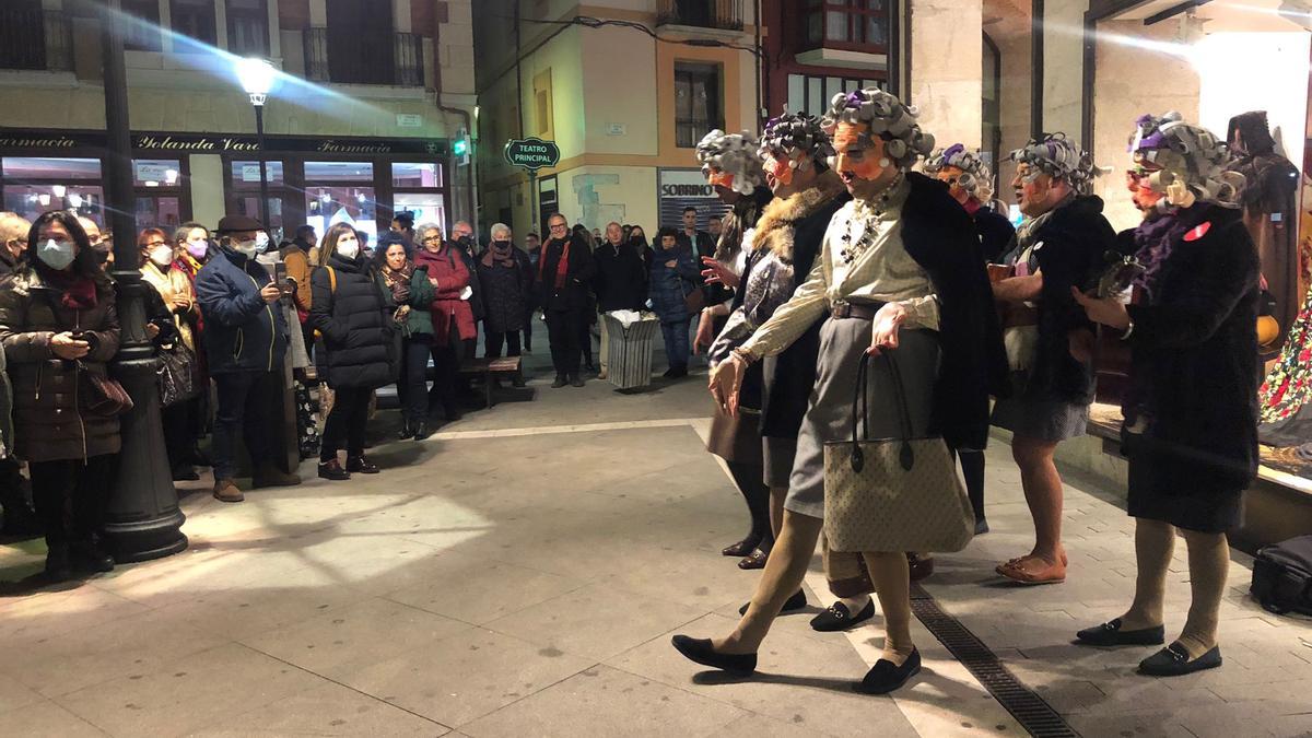 Murga callejera &#039;Las Cucas&#039; durante el Carnaval del Almendro en Zamora
