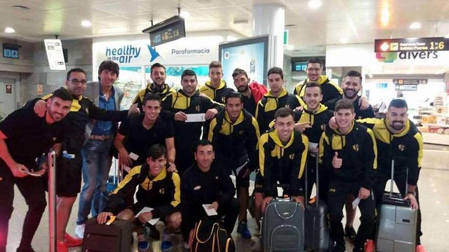 Cuerpo técnico y jugadores del Rápido de Bouzas posan en el aeropuerto antes de viajar hacia Canarias. // Rápido de Bouzas