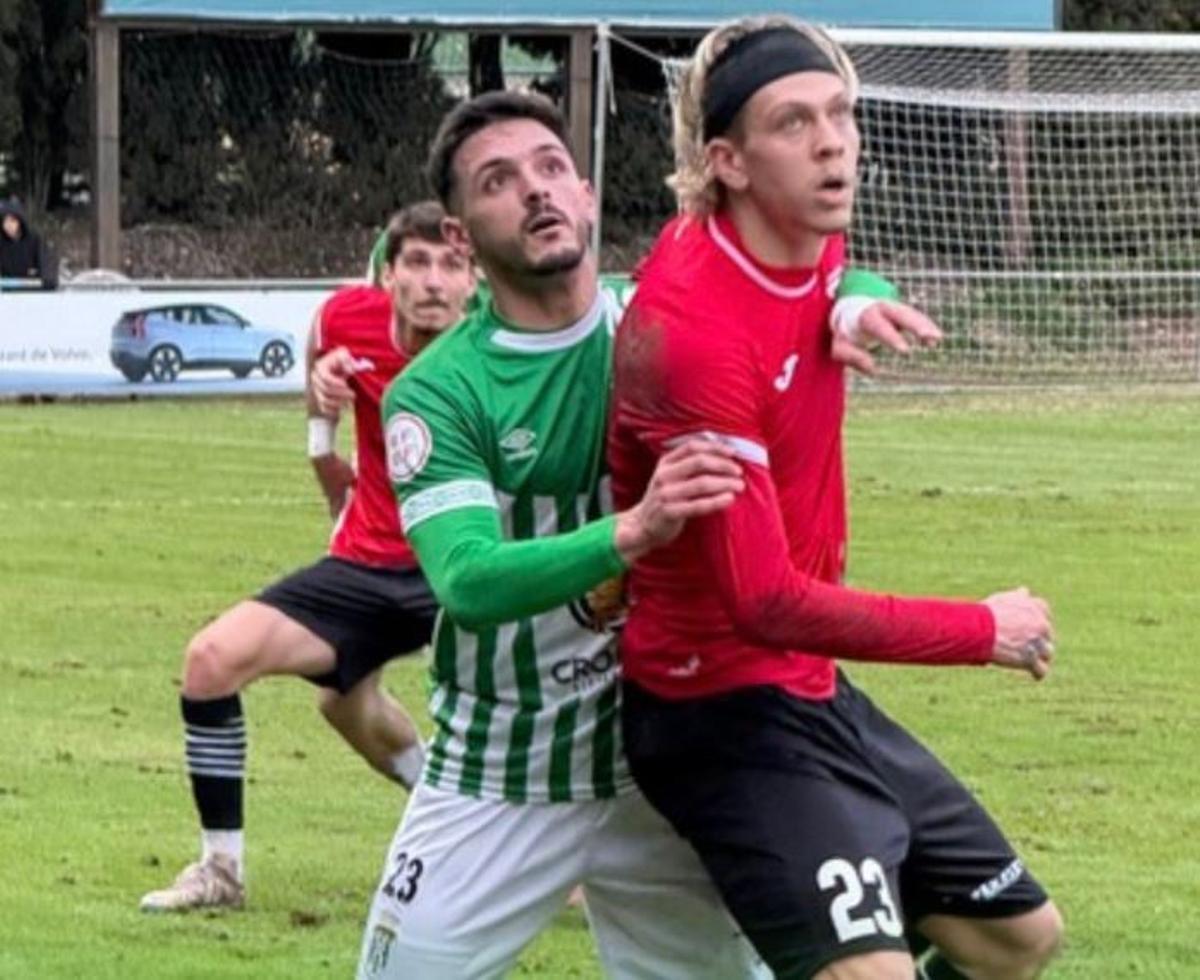 Callís lluita una pilota penjada en la primera meitat.