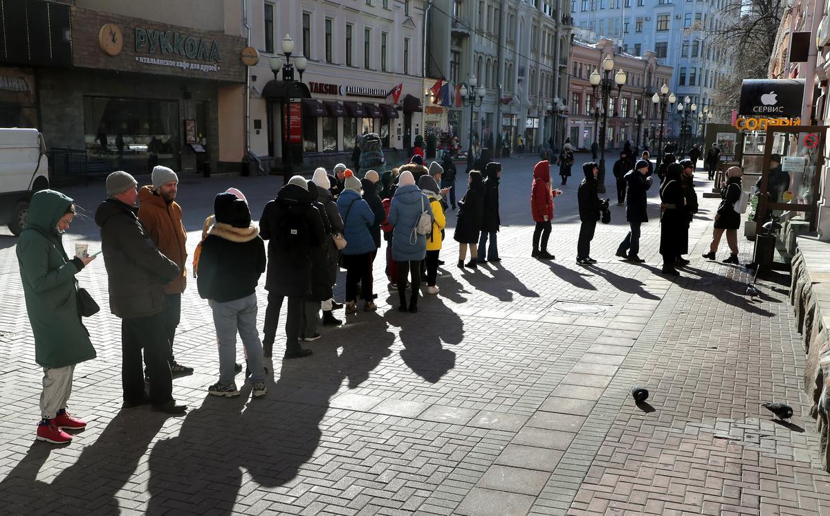 Gente haciendo cola en Moscú para sacar dinero, después del &quot;corralito&quot; impuesto por Vladímir Putin de un máximo de 10.000 dólares