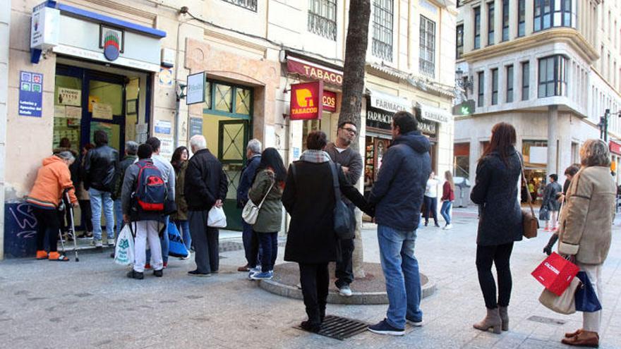 Cola para comprar lotería en Málaga.