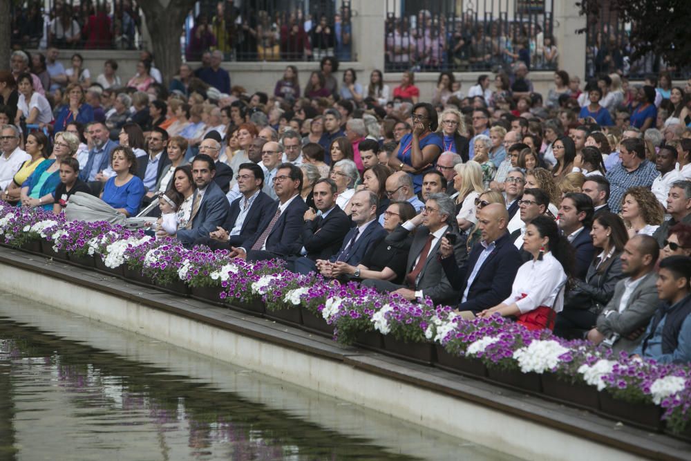 El público alicantino "toma" los jardines del Palacio y el exterior para escuchar a "Sounds of joy"