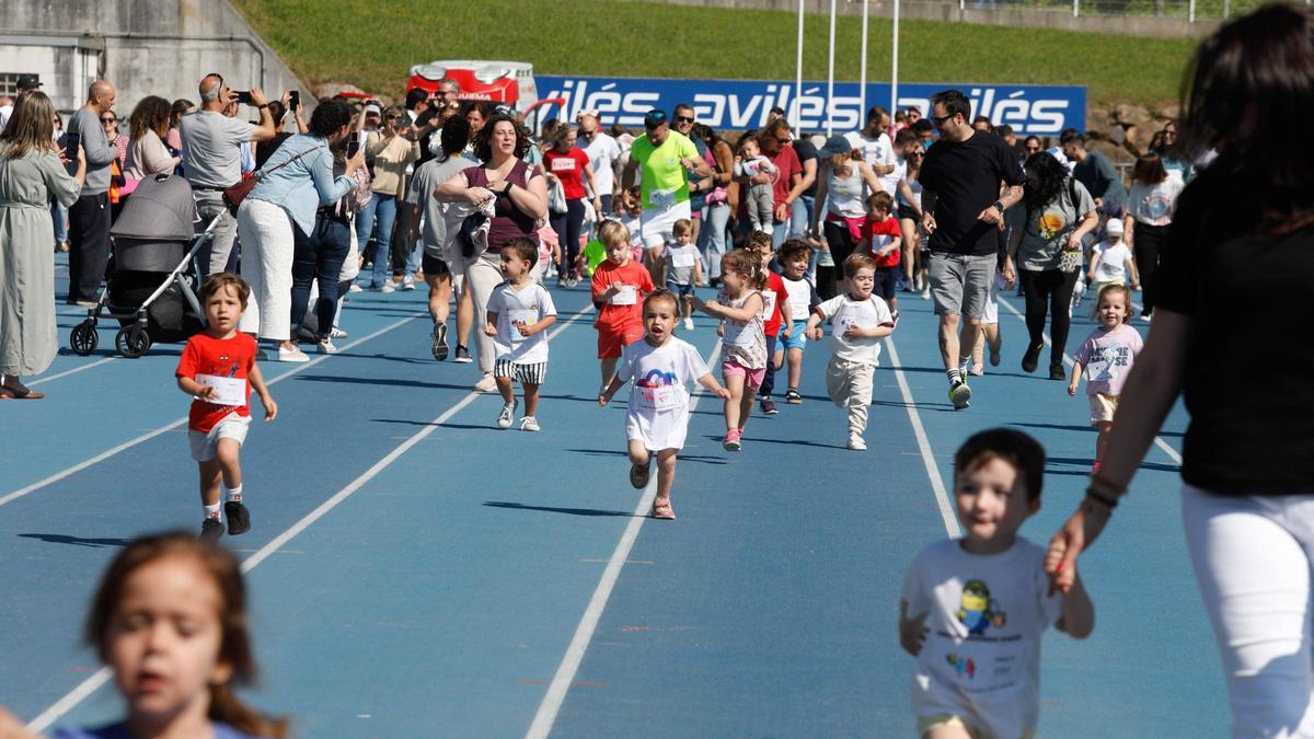 EN IMÁGENES: Así fue la carrera solidaria por los refugiados del Sáhara en el Yago Lamela de Avilés
