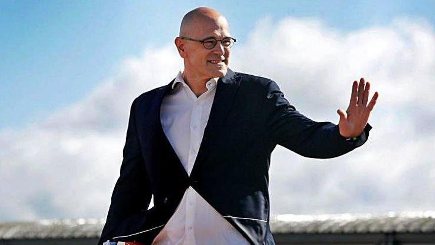 Raül Romeva sortint de Lledoners