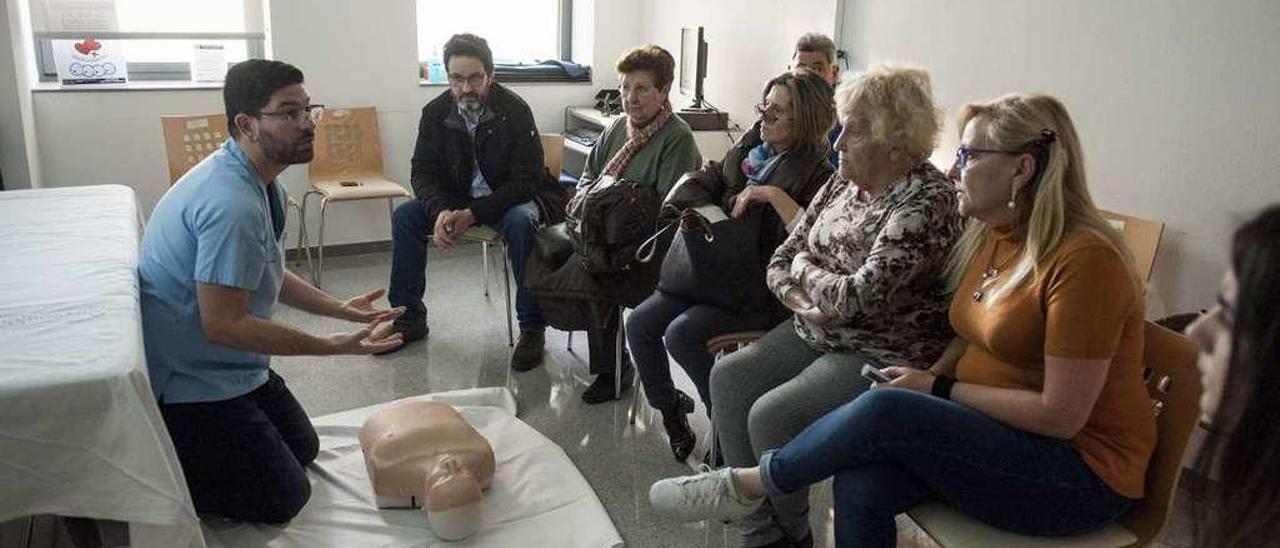 El doctor Priego, con alumnos del primer taller organizado ayer en la UCI del CHUO.  // Brais Lorenzo