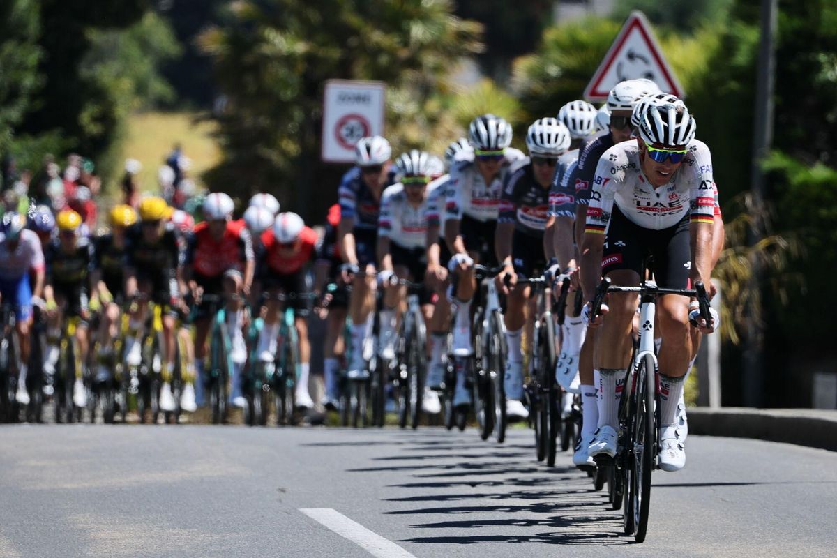 (France), 11/07/2025.- German rider Nils Politt (R) of UAE Team Emirates - XRG in action during the 7th stage of the Tour de France cycling race over 197km from Saint Malo to Mur-de-Bretagne, France, 11 July 2025. (Ciclismo, Francia) EFE/EPA/CHRISTOPHE PETIT TESSON