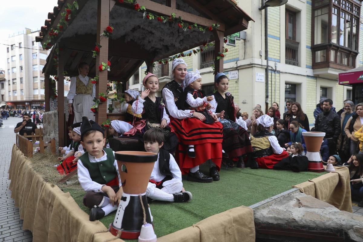 Una carroza en la última edición del desfile de los Güevos Pintos de la Pola
