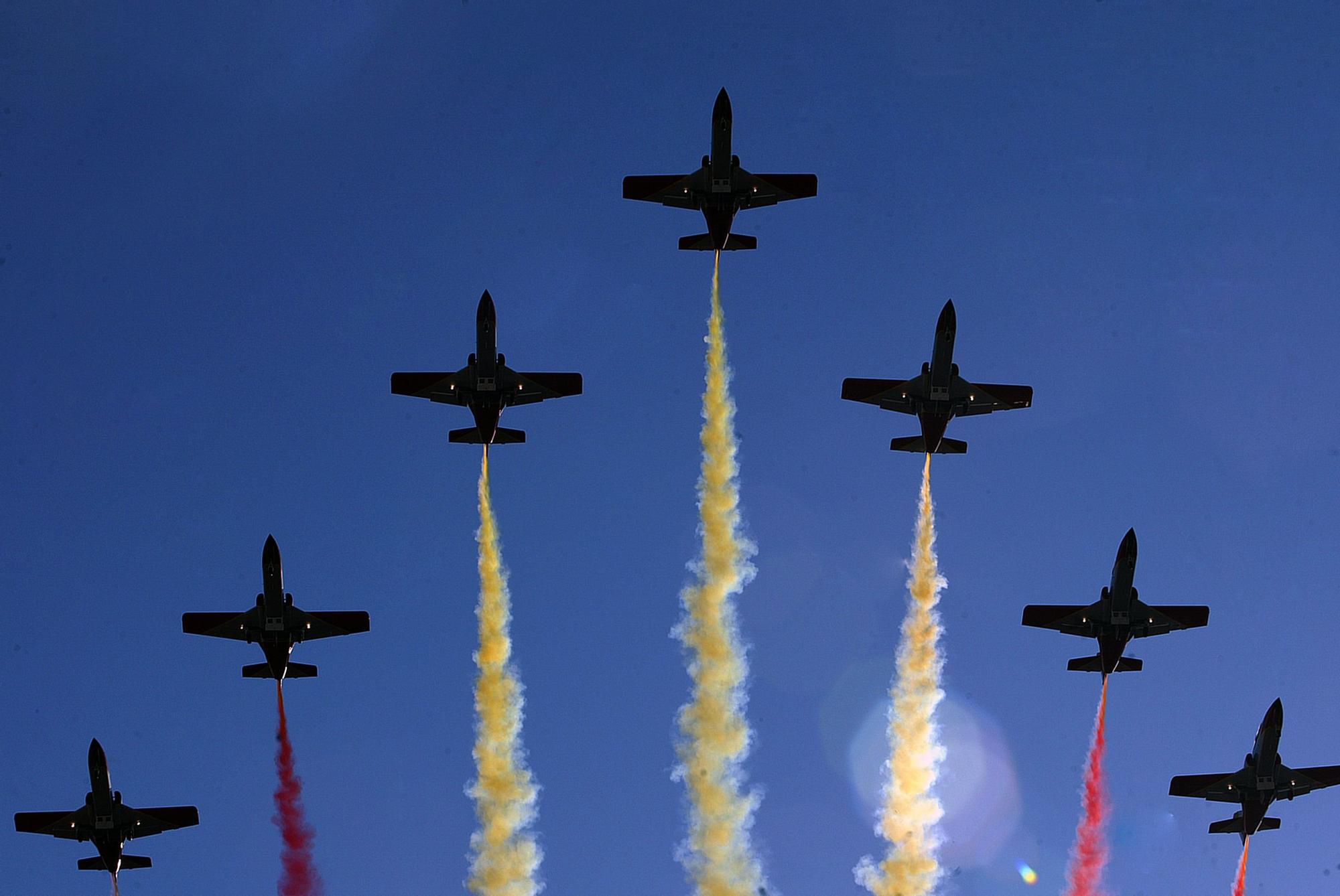 Los aviones de Defensa dibujan la bandera de España en el desfile de la Hispanidad.