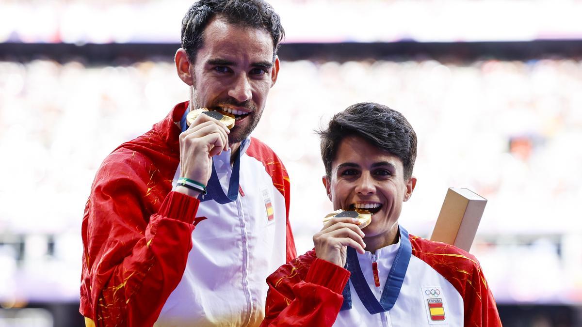 Álvaro Martín y María Pérez, con su medalla de oro en el relevo mixto de 20 kilómetros marcha.