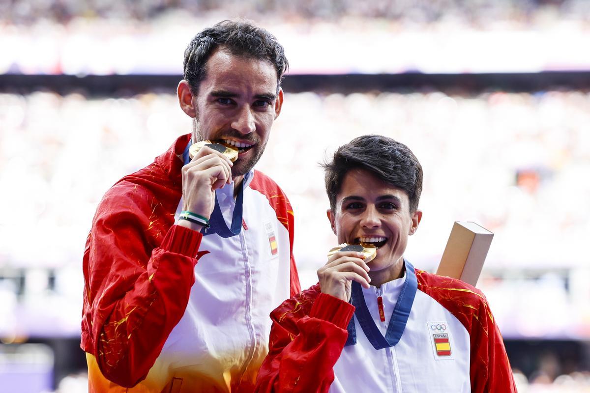 Álvaro Martín y María Pérez, con su medalla de oro en el relevo mixto de 20 kilómetros marcha.