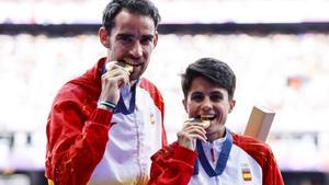 Álvaro Martín y María Pérez, con su medalla de oro en el relevo mixto de 20 kilómetros marcha.