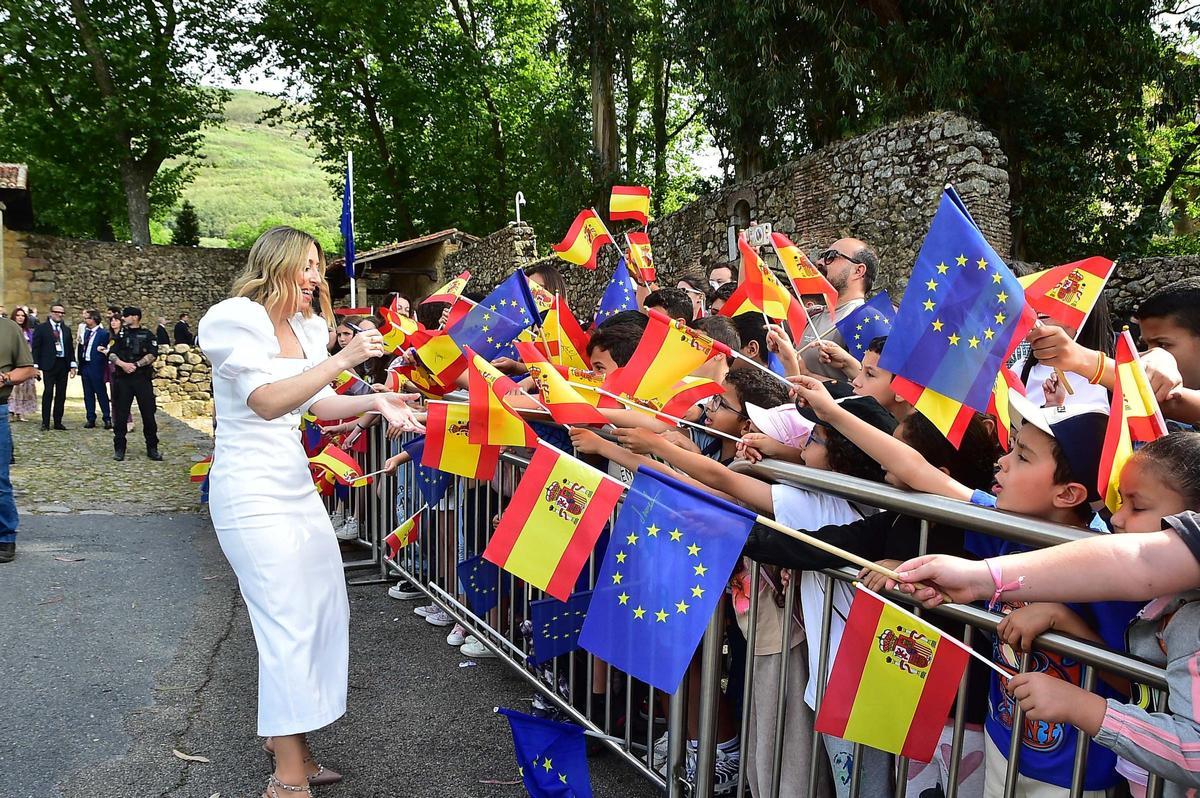 La presidenta de la Junta firma banderas de los escolares en Yuste.