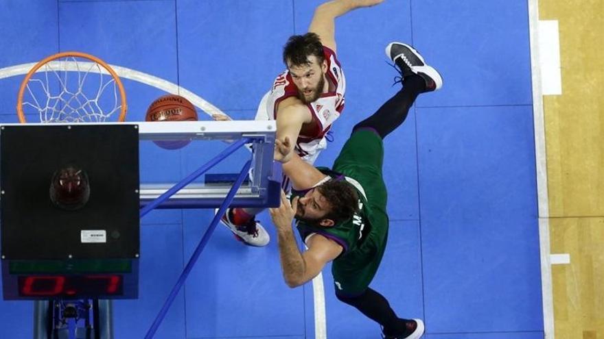 Lucha por el rebote en el Unicaja-Bayern Múnich.