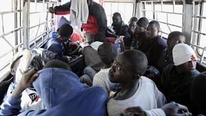 Traslado de migrantes interceptados en Nuadibú.