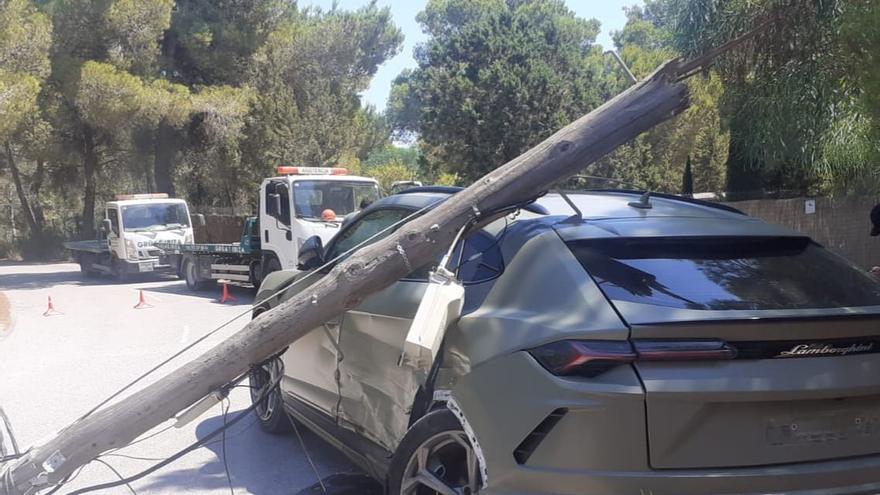 Un poste desplomado tras la colisión de un Lamborghini y un Range Rover en Ibiza.