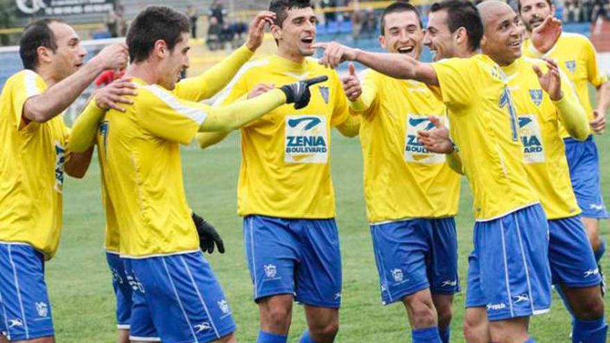 Celebración de uno de los goles del Orihuela, ayer, ante el Reus.