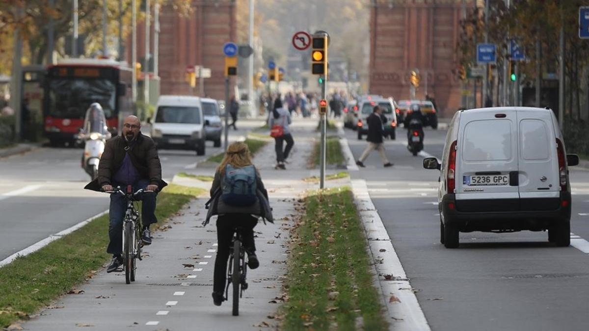 Ciclistas y coches en el paseo de Sant Joan.