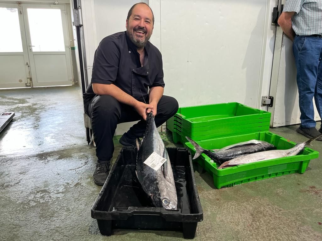 Casa Poli, de Puertas de Vidiago, se lleva el primer bonito de la costera de Llanes, a catorce euros el kilo