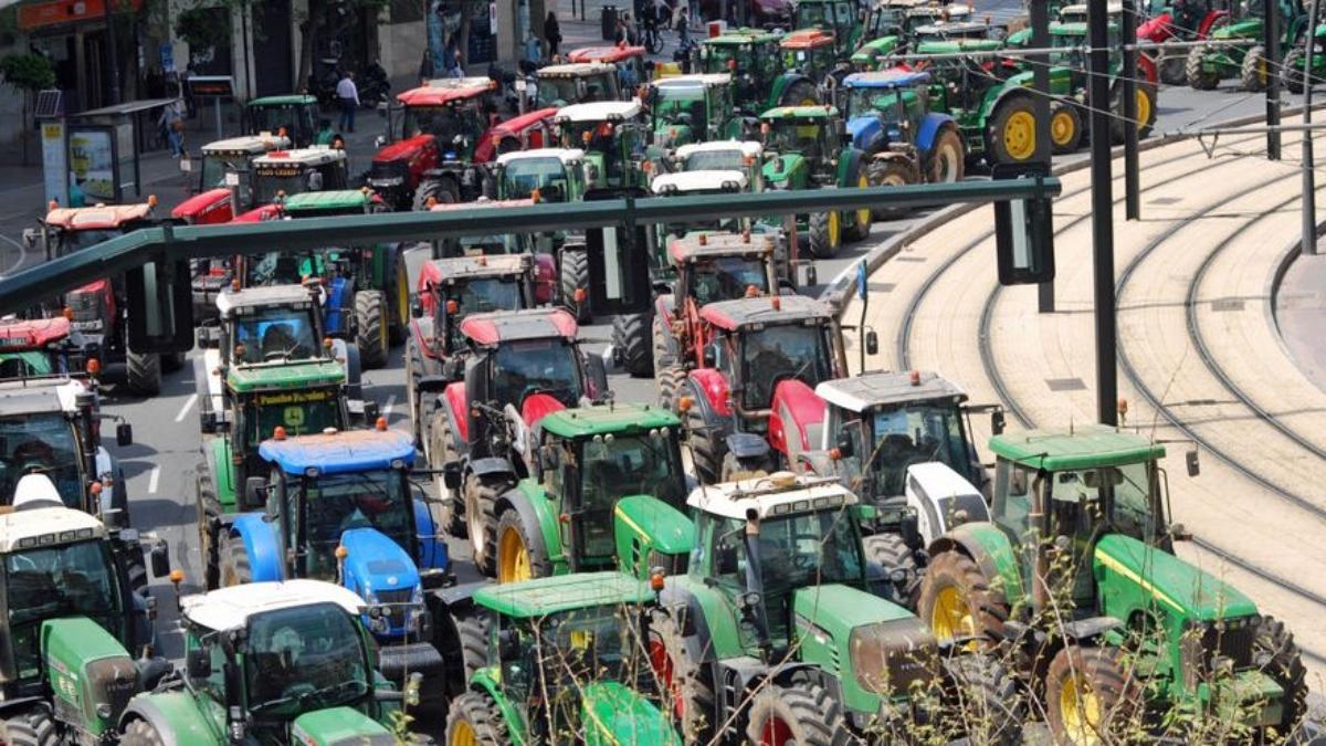 Los tractores llegan a la Plaza Circular en una manifestación de agricultores