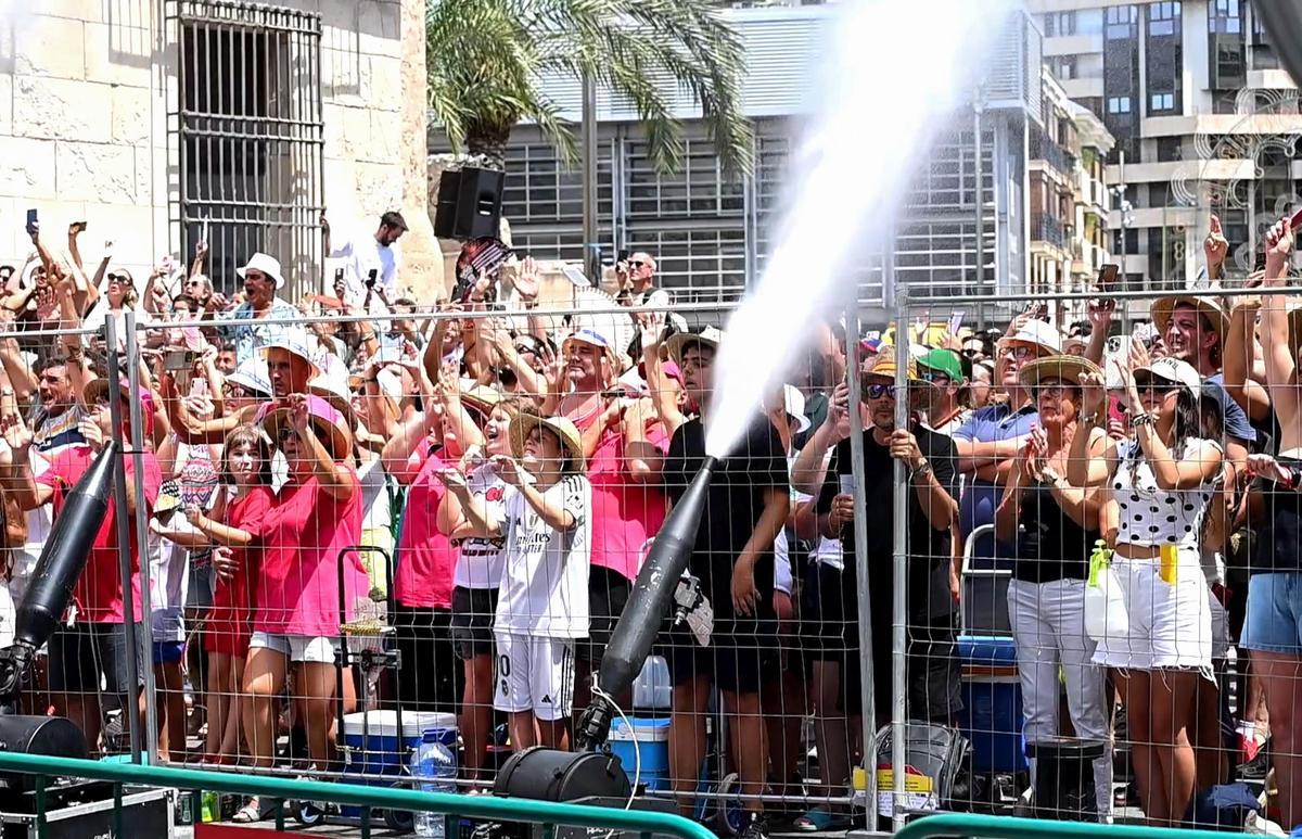 Las mejores imágenes de la mascletà de Pirotécnia La Alpujarreña en el Puente de Altamira de Elche Las mejores imágenes de la mascletà de Pirotécnia La Alpujarreña en el Puente de Altamira de Elche