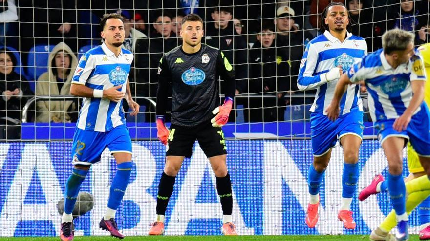 Álvaro Ferllo, entre Quagliata y Noubi durante un ataque del Cádiz.