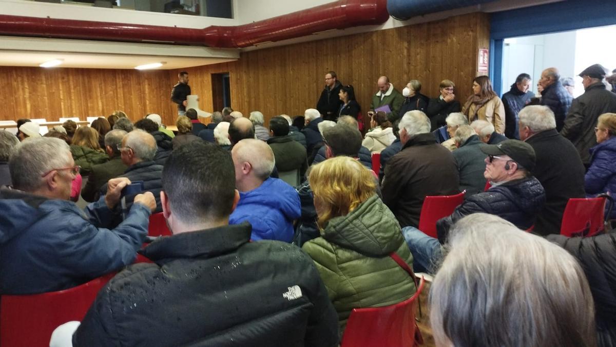 Vecinos de la AA.VV Nova Xeira de Figueiras durante una reunión.