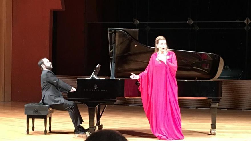 Rubén Fernández y Ainhoa Arteta, en el Auditorio Alfredo Kraus.